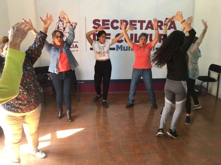 Taller de yoga de la risa, en el marco del Primer Festival de Clown de Morelia