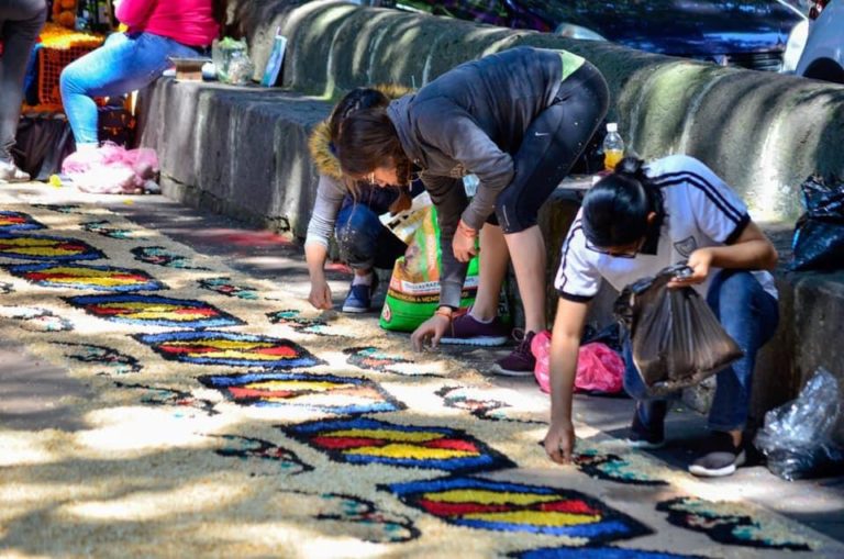 Jóvenes habitan plazas públicas de Morelia con altares y tapetes para la Noche de Muertos