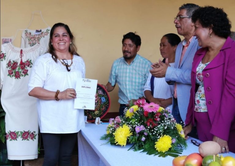 Reconocen creatividad de 30 artesanas y artesanos de Uruapan