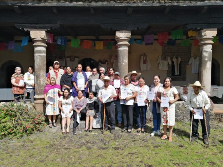 Premia a artífices de Zacán en Concurso Artesanal