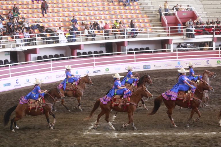 Deslumbran escaramuzas en Campeonato Nacional Charro en Michoacán