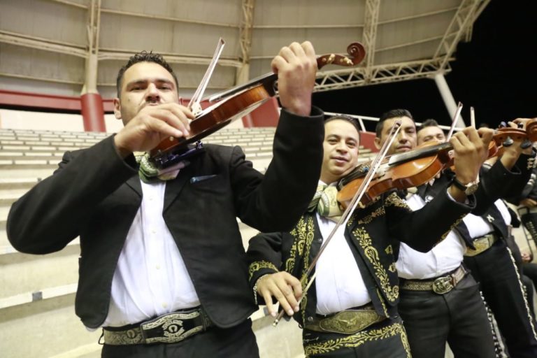 Vibra el Pabellón Don Vasco con la música tradicional