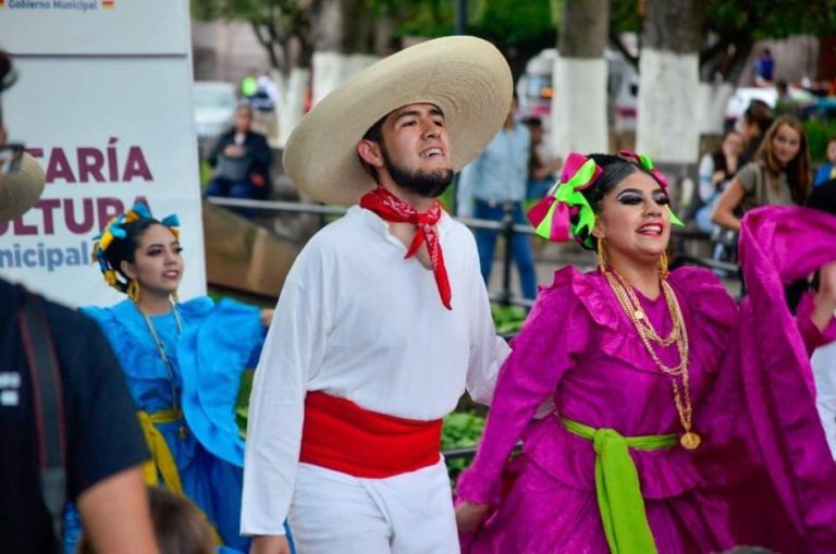 Folclore y mariachi llenan de alegría a Morelia y Atapaneo