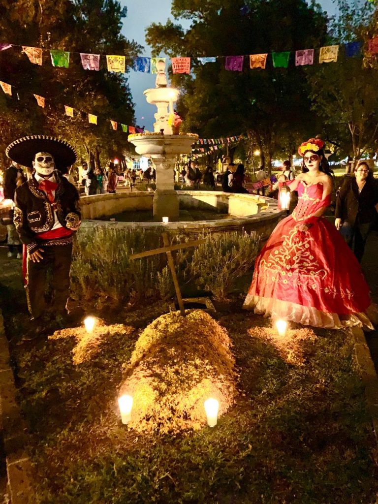 Celebra Ceconexpo Noche de Muertos, con Exposición de Altares y desfile de Catrinas