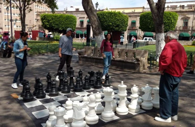 Domingos de ajedrez y jenga gigante en Morelia