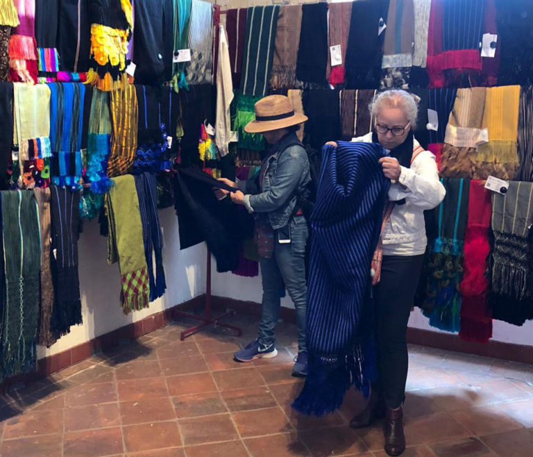 Crece 45% venta de artesanías en Tianguis de Noche de Muertos, en Pátzcuaro