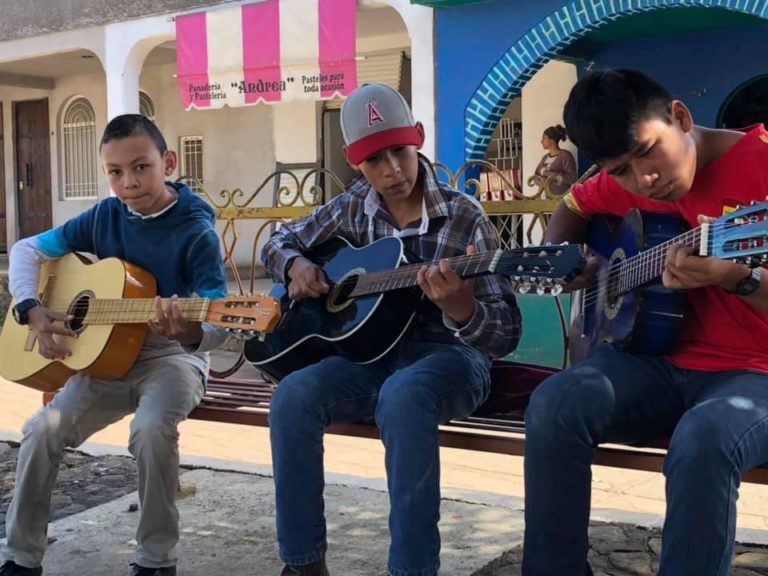 Reinicia curso de guitarra en Atécuaro