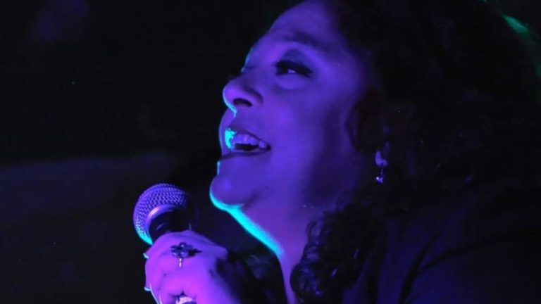 Beka Moya: “Regresemos a la belleza del romance y el sueño”