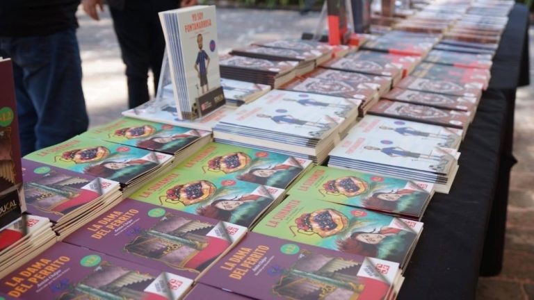 Adquieren michoacanos más de mil libros en el Tendido del Planetario de Morelia