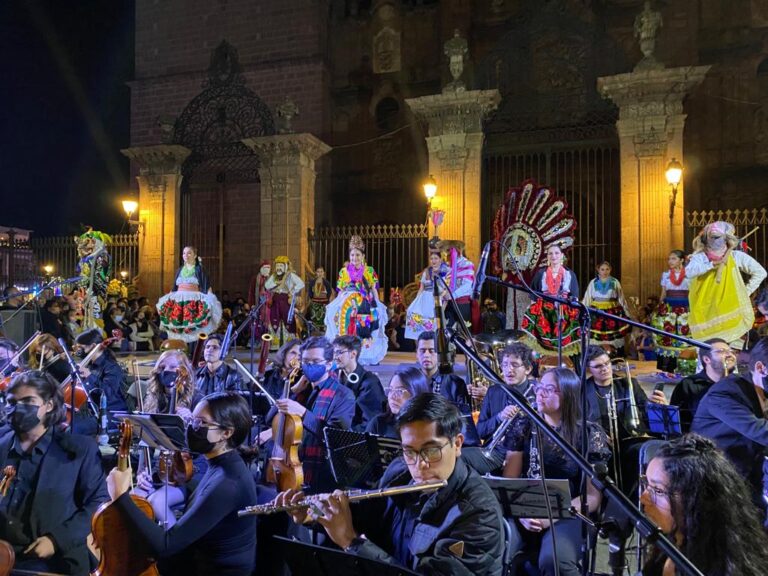 Con música, danza y un espectacular encendido de Catedral, Morelia celebra 30 años de Ciudad Patrimonio