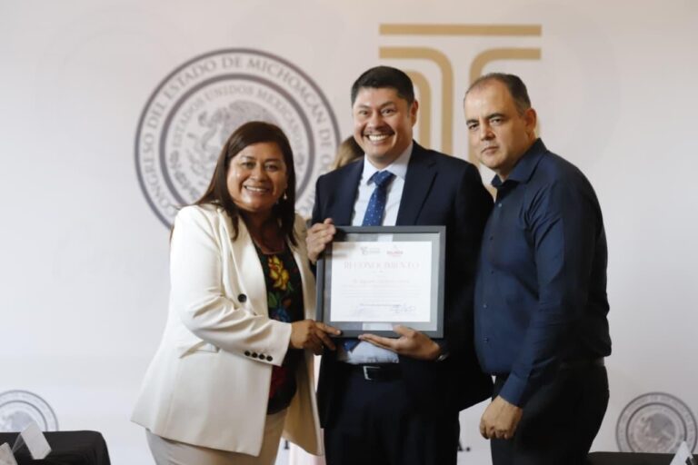 Reconoce Congreso del Estado a la Clínica de Disrafismo Espinal dirigida por el doctor Agustín Calderón Pérez