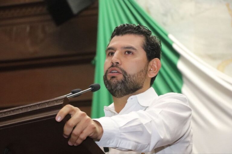 Octavio Ocampo plantea licencias parentales y sistemas de cuidados para madres trabajadoras de Michoacán
