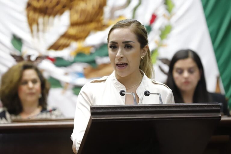 Celebra Grecia Aguilar aprobación de reforma qe planteó para proteger economía de las familias y frenar abusos en escuelas
