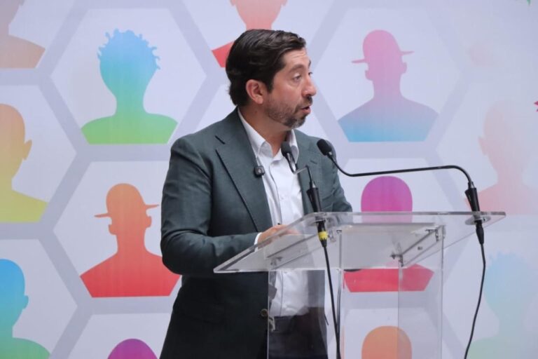 Abraham Espinoza refrenda compromiso con la inclusión durante foro «La Ley y Trisomía 21»