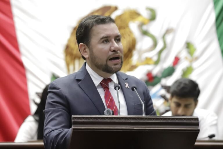 Presenta Reyes Galindo iniciativa para salvaguardar el respeto, la dignidad y la trayectoria de las maestras y maestros michoacanos