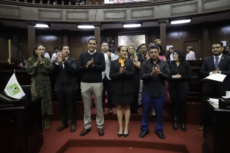 Congreso del Estado toma protesta a sindica y dos regidores del municipio de Chavinda